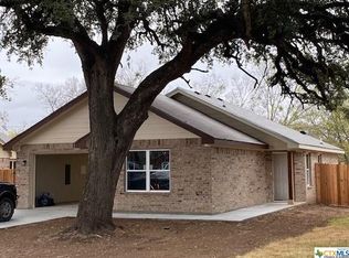 906 E Avenue B, Lampasas, TX 76550