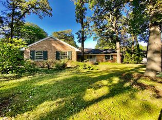 28W040 Elm Dr, Northwoods, IL 60185
