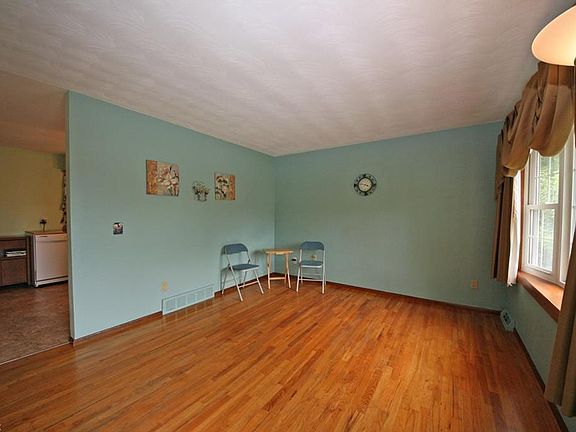 4th image of 937 Salem Ave
