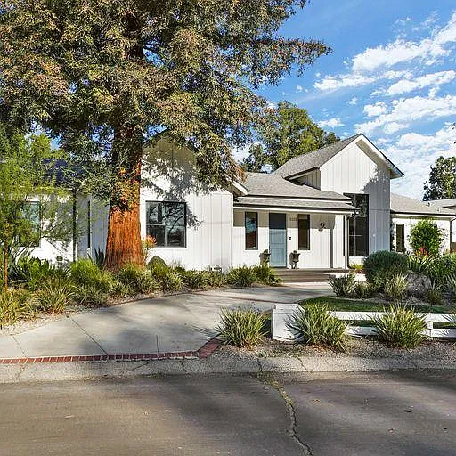 4 bed, 4551 sqft, $17,500 — Photo 1
