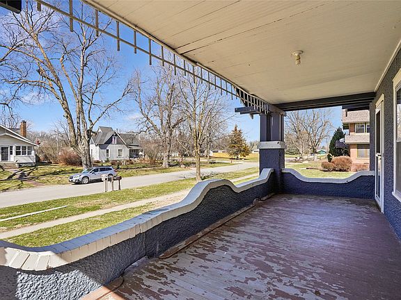 3rd image of 340 NE Cherry Ave
