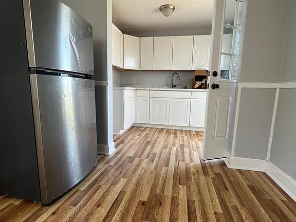 3rd image of 829 E Loudon Ave