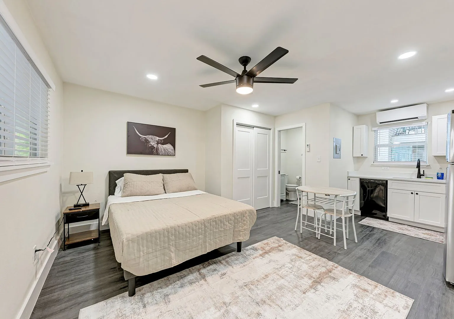 For Lease Fully Furnished Studio Near UT — Photo 1