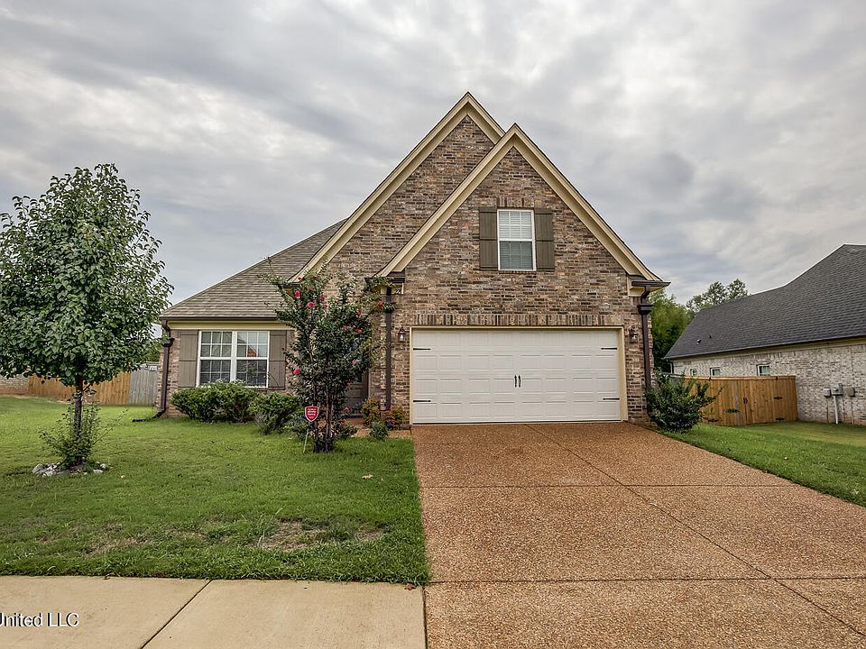 1st image of 221 Magnolia Gardens Dr