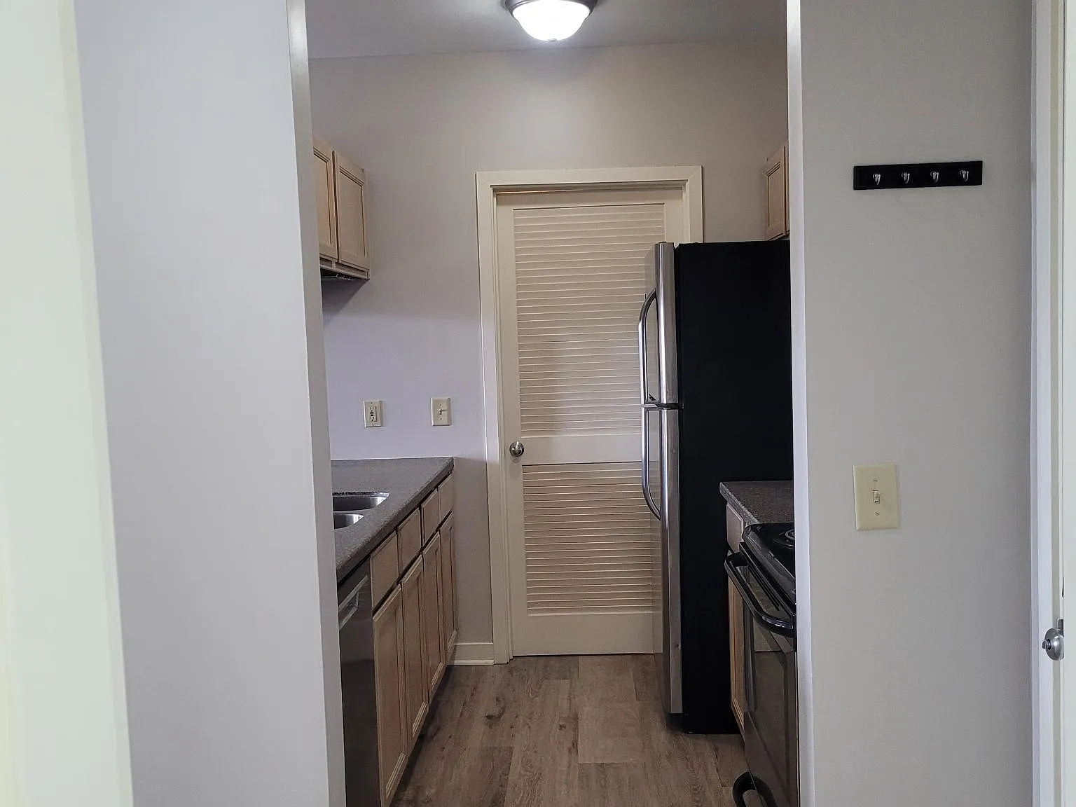 2 bed, 918 sqft, $1,600 — Photo 3