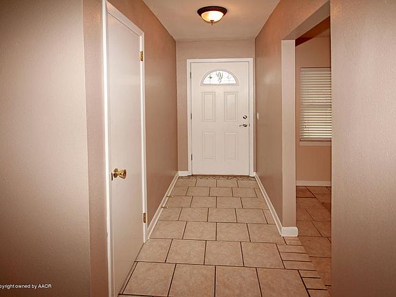 3rd image of 1421 Hillcrest Dr