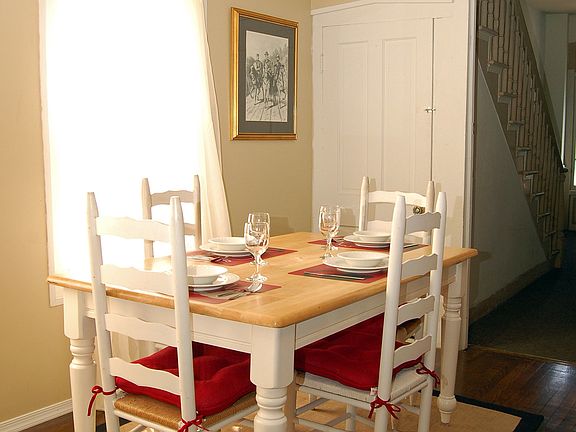 eating area in kitchen