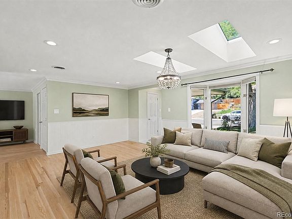 5th image of 700 S Arbutus Street