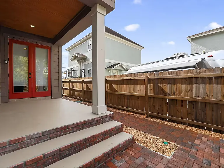210 E Columbus Dr #B — Photo 32