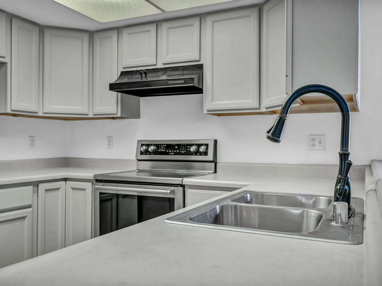 4 bed, 1926 sqft, $2,850 — Photo 2