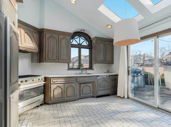 333 Mayfair Drive North image 18 of 34