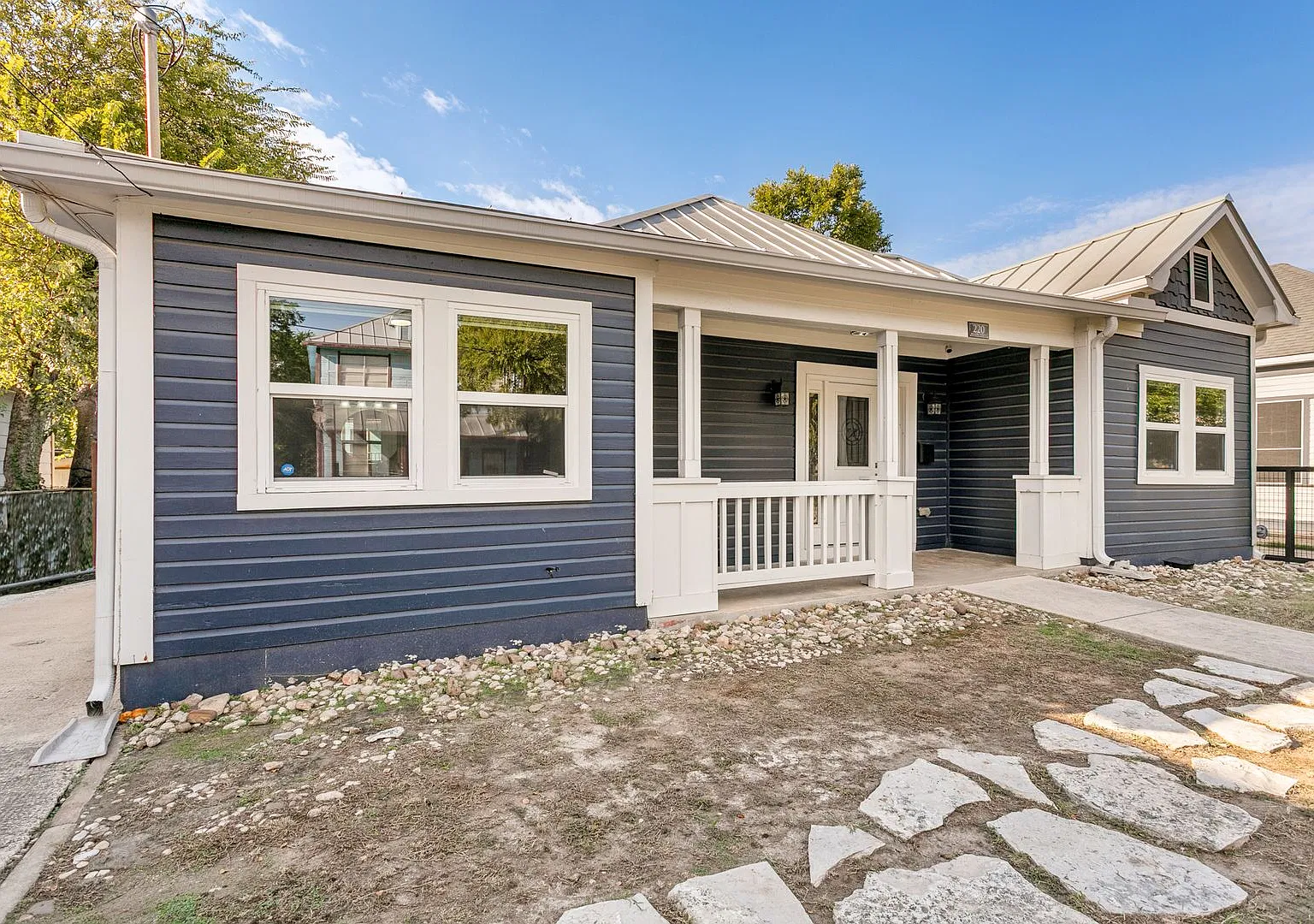 Renovated 3-Bedroom Home Walking Distance To Pearl — Photo 2