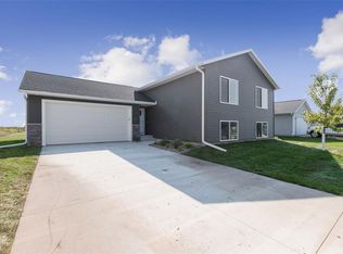 2057 Crestwood Ln, Marion, IA 52302