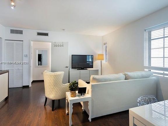 4th image of 435 21st St #204
