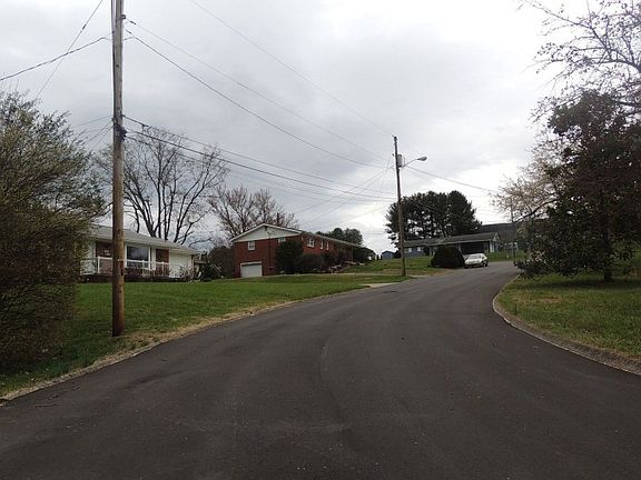 4th image of 502 Woodhaven Dr