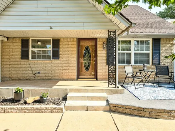 1041 NW 22nd St, Moore, OK 73160