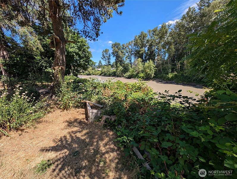 3rd image of 607 5th Street NE