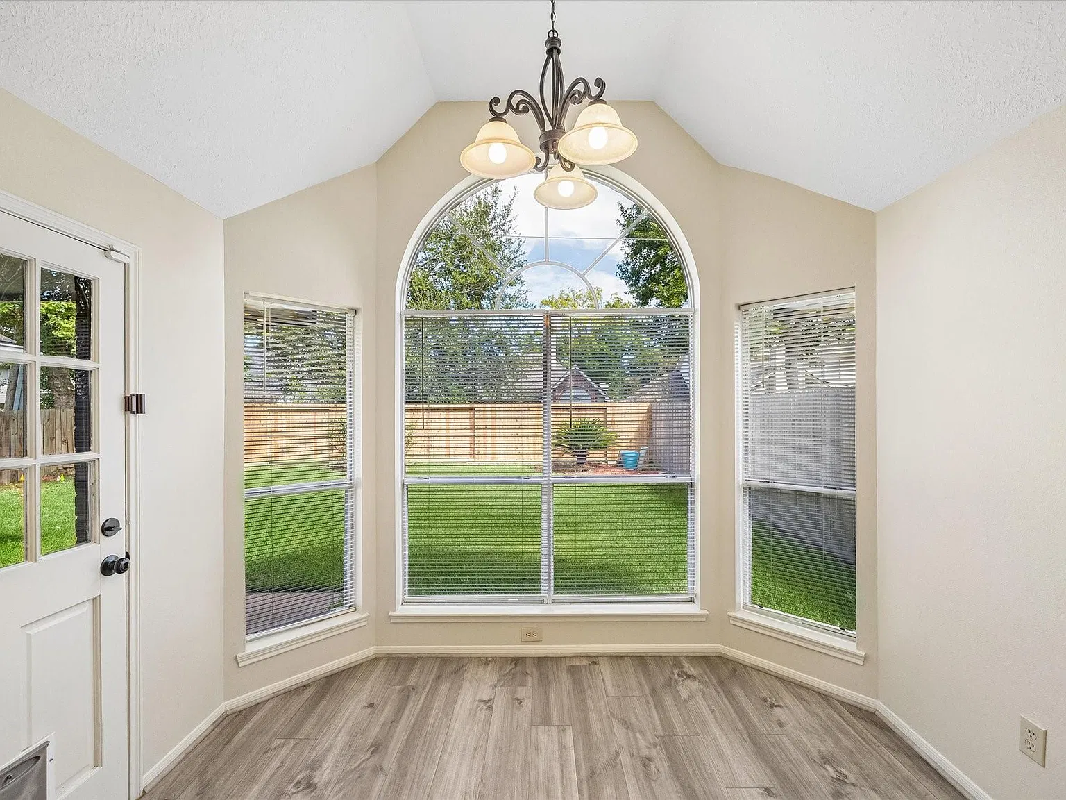 3 bed, 2.0 bath, 1628 sqft, $2,350 — Photo 3