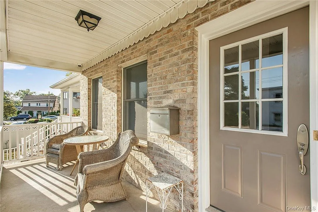 2 bed, 2.0 bath, 1348 sqft, $3,695 — Photo 2