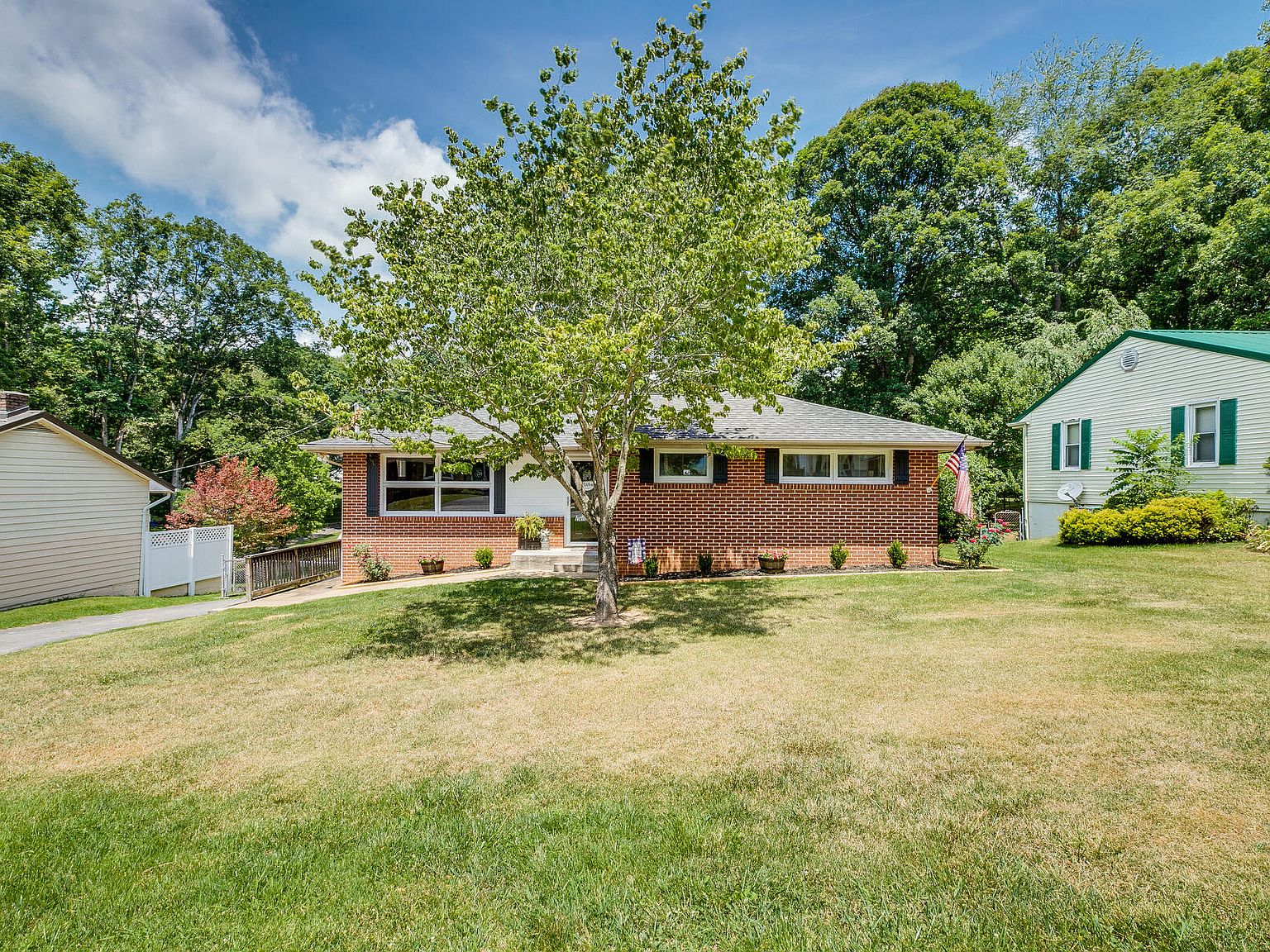 411 Holly St, Mt Carmel, TN 37645 Zillow