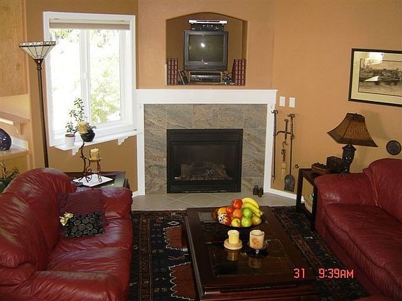 Family Room w/ gas fireplace