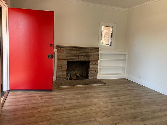 Living room w/fireplace