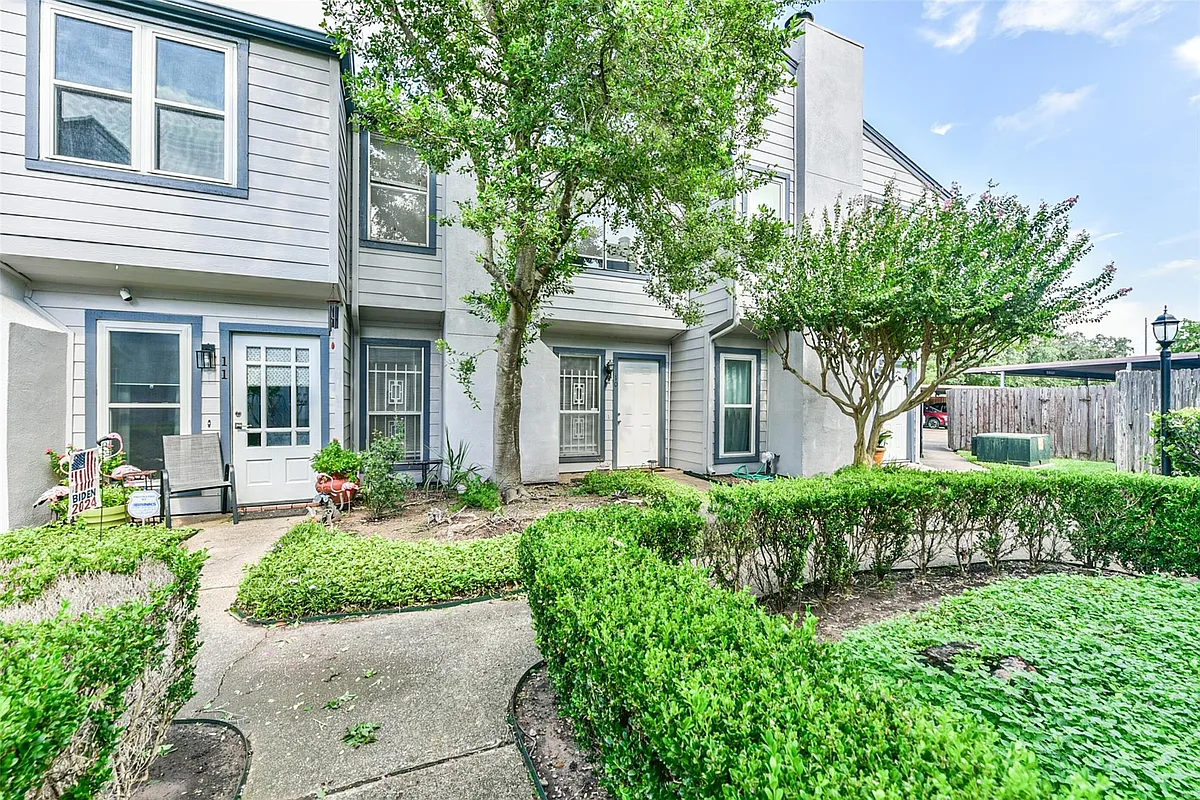 Photo 2 of 45 - 5917 Fairdale Ln #10 - Houston, TX Building Photo - 5917 Fairdale Ln #10