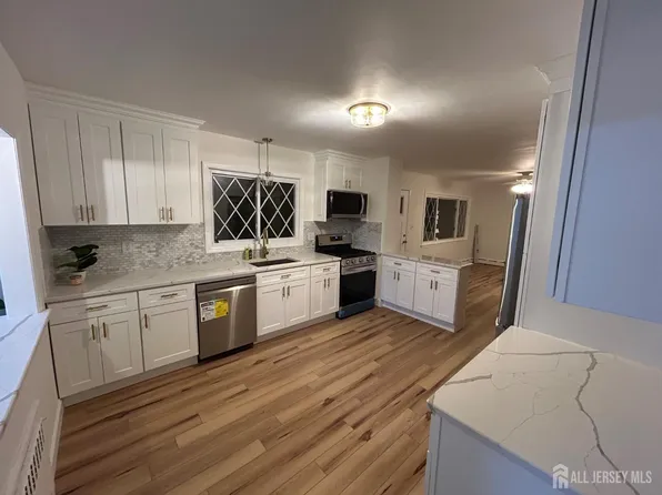 126 Lakeside Dr N, Piscataway, NJ 08854