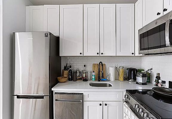 4th image of 240 E 75th St #7