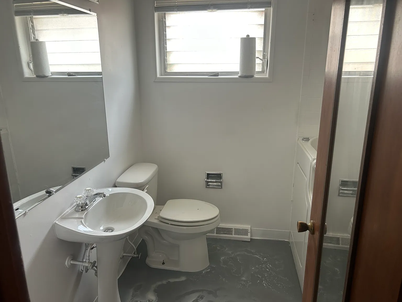 Beautiful move-in ready tri level home — Photo 4