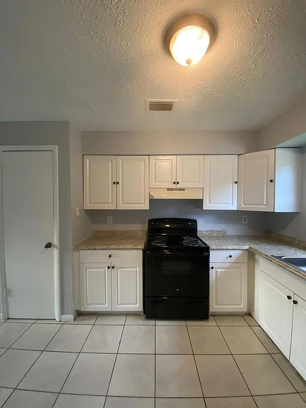2 bed, 1.0 bath, 800 sqft, $1,495 — Photo 2