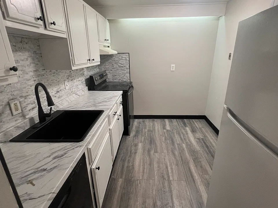 1935 Hertel Ave #1