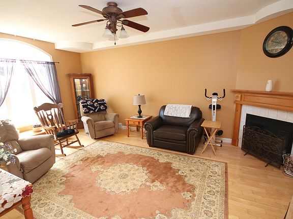 4th image of 32 Oak St