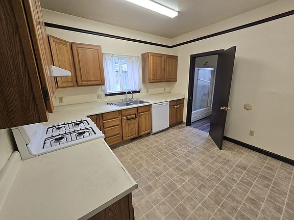 5th image of 524 Main St