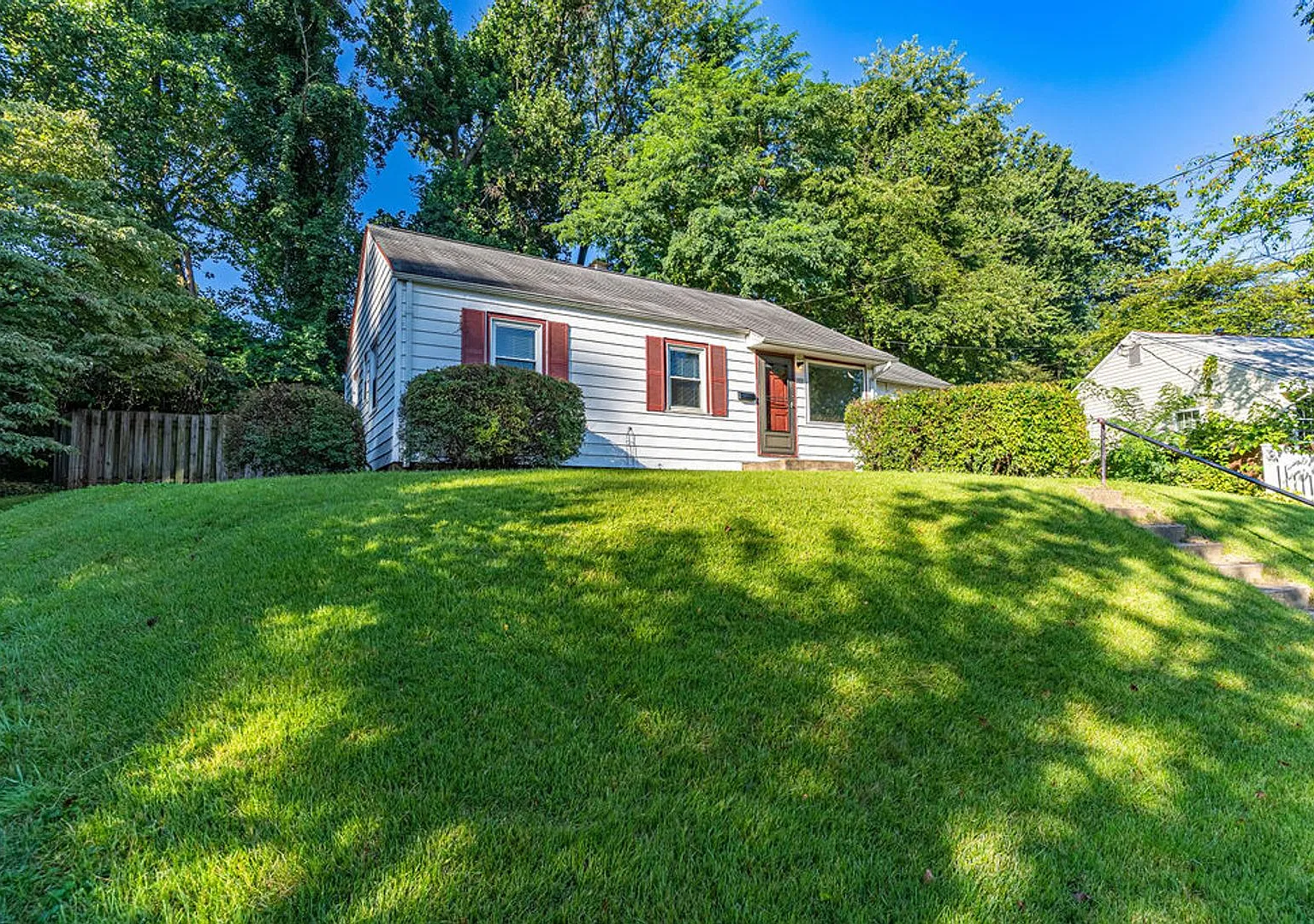 Location, Location, Location! Charming 3 bedroom Home! — Photo 2