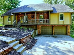 8405 NW 62nd St, Parkville, MO 64152