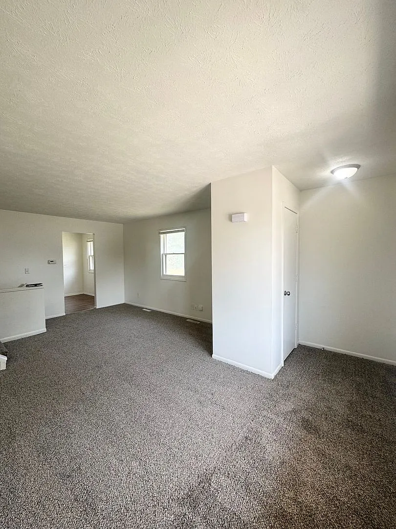 Spacious 3 Bedroom Available Now! — Photo 2