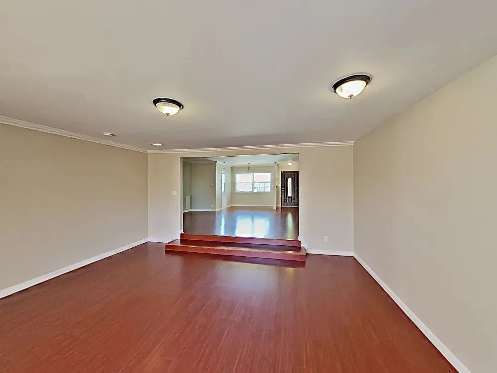 3 bed, 964 sqft, $7,840 — Photo 2