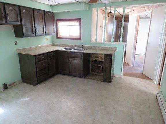 4th image of 209 Railroad St