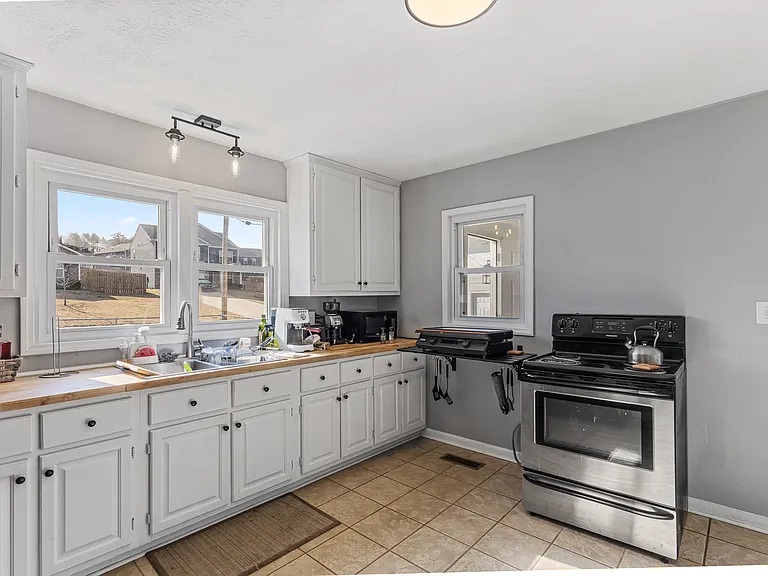 131 Eleanor Davis Dr — Photo 4