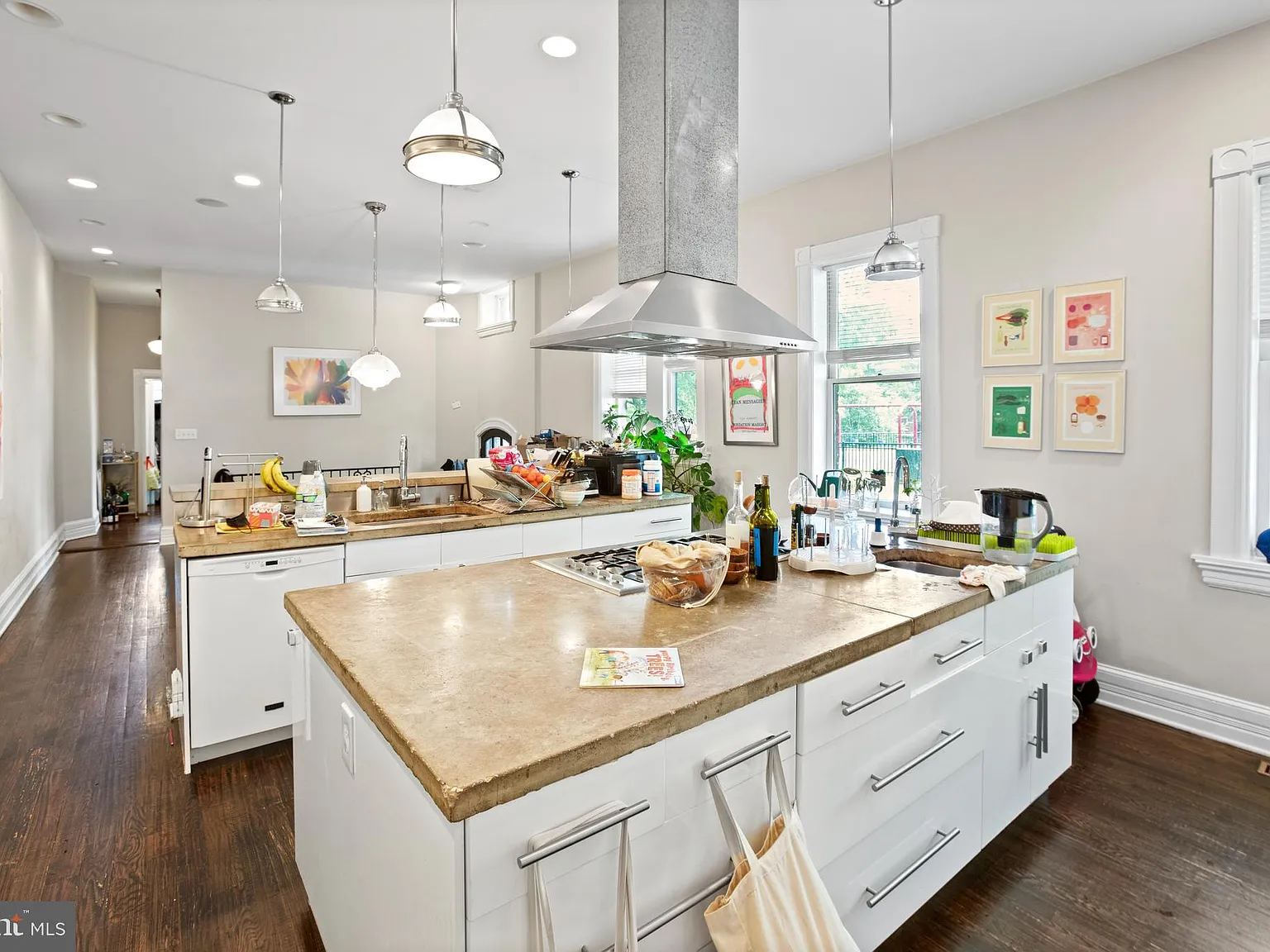 3 bed, 3.5 bath, 2400 sqft, $2,850 — Photo 4