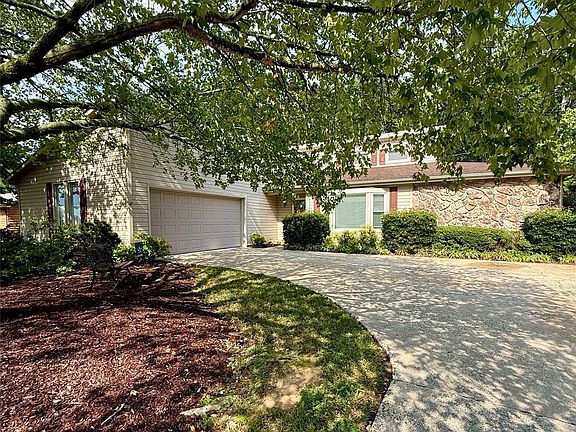 2nd image of 1100 Jennifer Ln