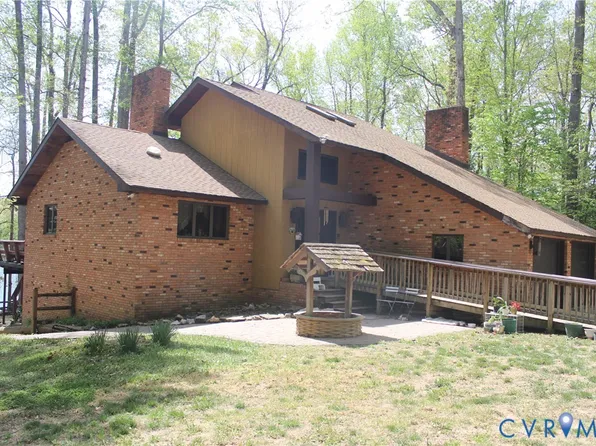 678 Lake Caroline Dr, Ruther Glen, VA 22546
