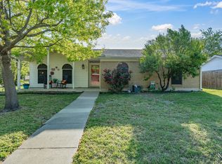 216 NE Cindy Ln, Burleson, TX 76028