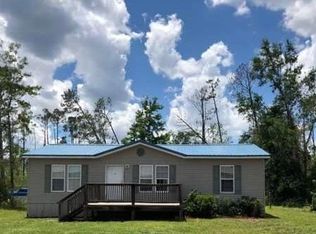 17831 Center Dr, Fountain, FL 32438