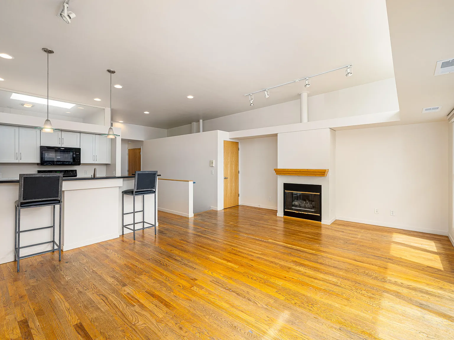 2 bed, 1.0 bath, 1000 sqft, $2,995 — Photo 4