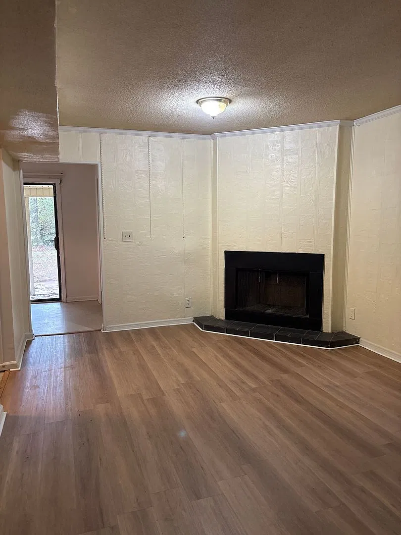 Augusta Ave 906 — Photo 4