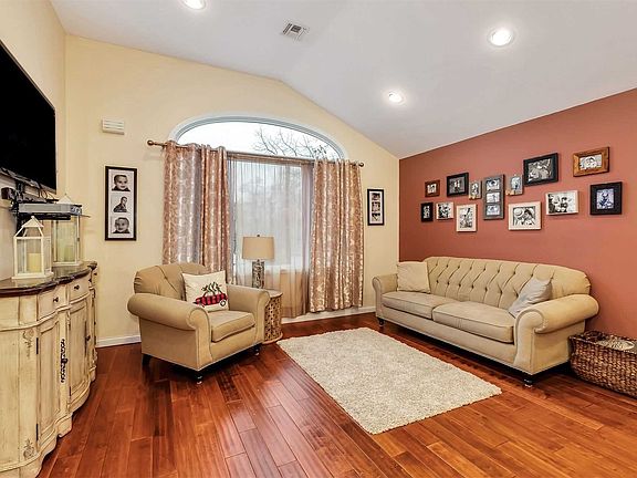 2nd image of 1071 Lakeshore Dr