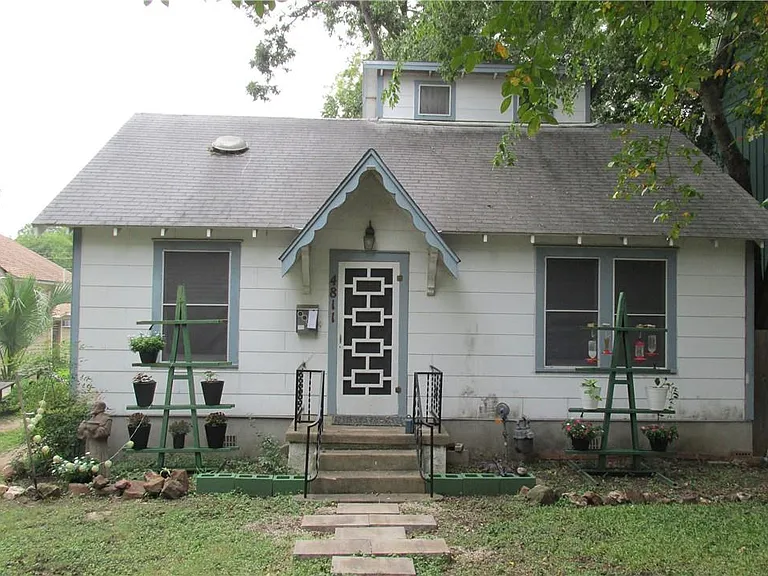 4811 Red River St — Photo 2