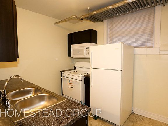 3rd image of 1452 W Argyle St APT G